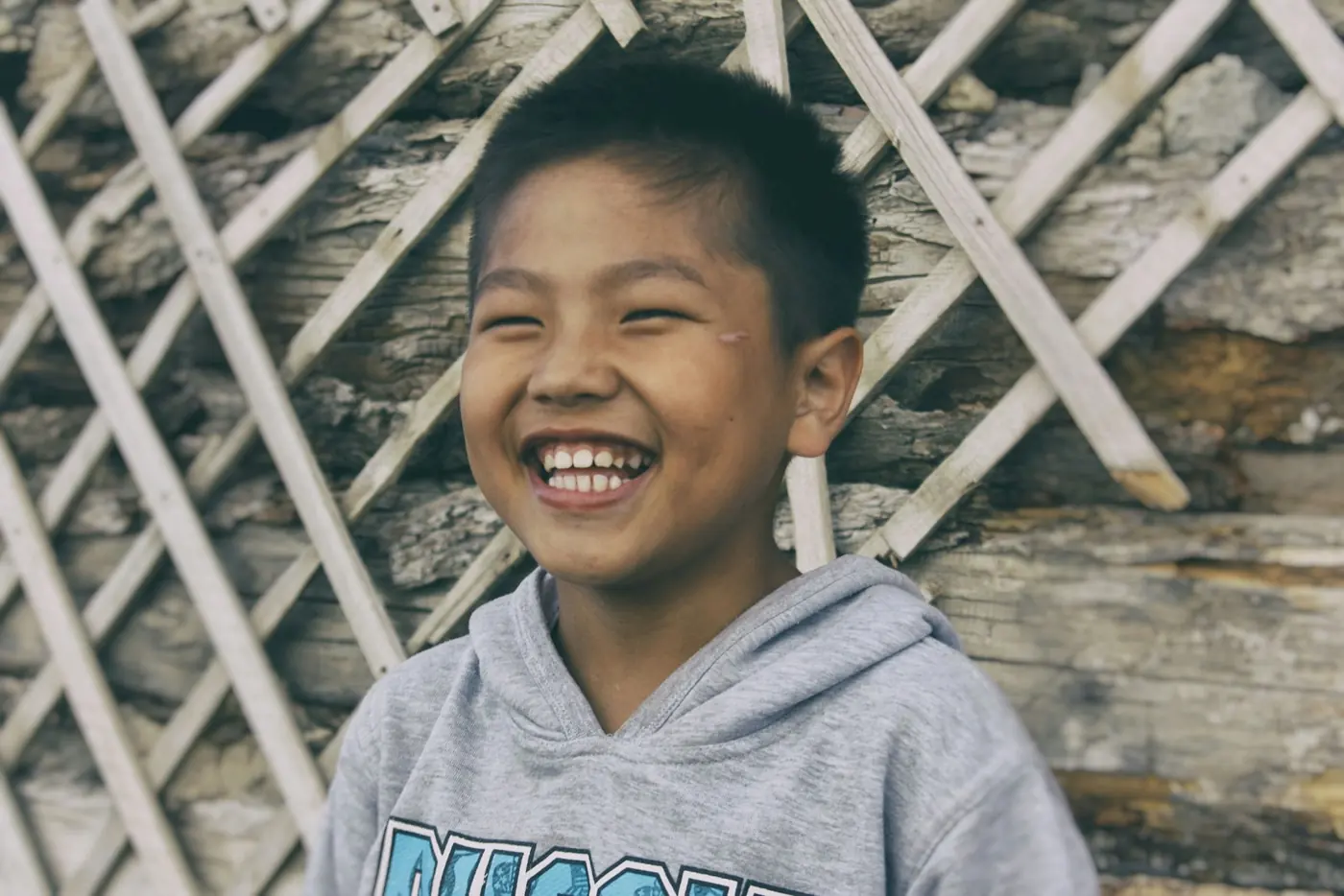 Anak laki-laki tertawa riang